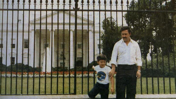 Pablo Escobar so synom Sebastianom pred Bielym domom vo Washingtone.