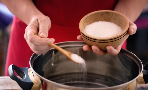 Nadbytočnú slanosť niektoré gazdinky neutralizujú sódou bikarbónu.