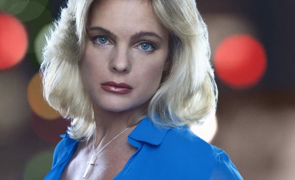 Erika Eleniak 