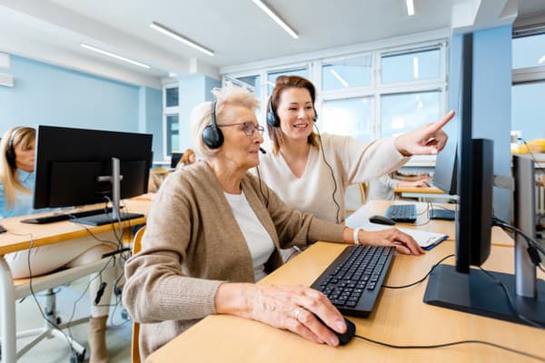 Dôchodcovia sa sami nevedia naučiť ovládať moderné technológie. Potrebujú vašu pomoc, aby boli samostatnejší.   