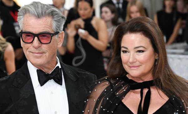 Pierce Brosnan s manželkou Keely Shaye Smith na MET GALA 2023.