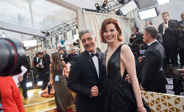 Režisér Taika Waititi a Geena Davis počas odovzdávania Oscarov v roku 2020.