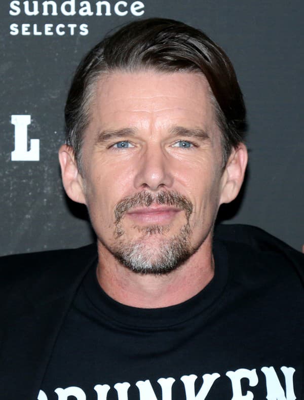 Ethan Hawke patril v 90. rokoch k najväčším fešákom Hollywoodu. Dnes tomu nie je inak! 
