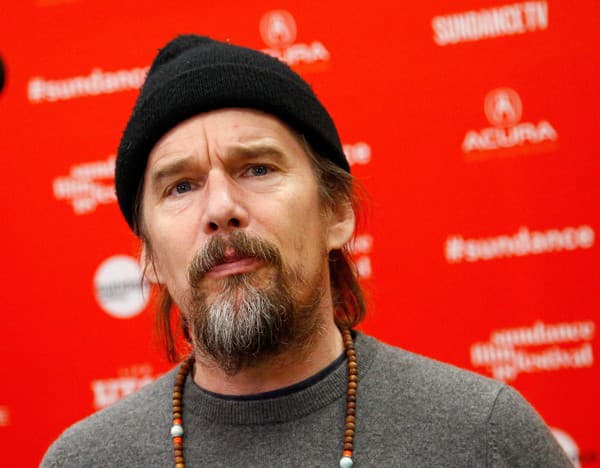 Ethan Hawke patril v 90. rokoch k najväčším fešákom Hollywoodu. Dnes tomu nie je inak! 
