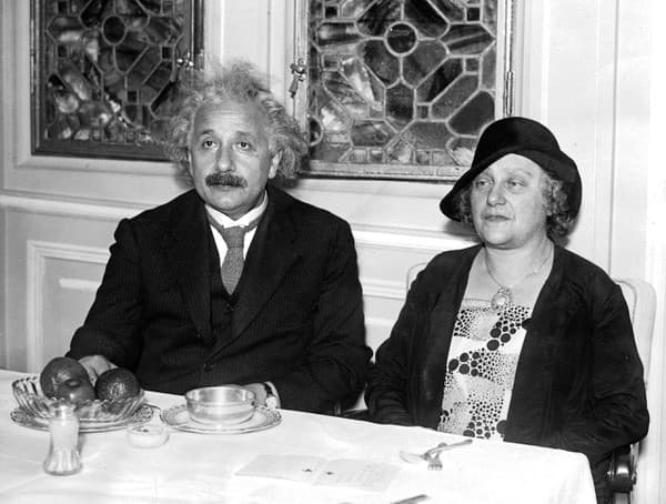 Albert Einstein s druhou manželkou Elsou, svojou sesternicou.  