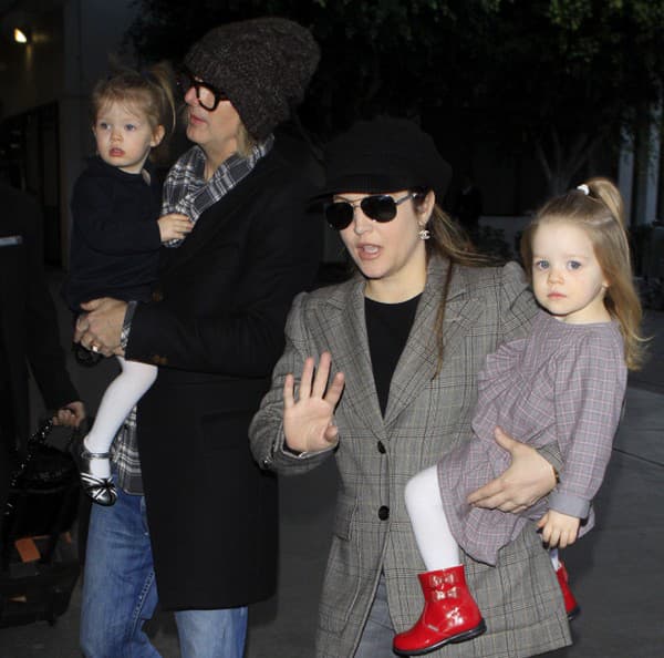 Lisa Marie Presley s manželom Michaelom Lockwoodom a dcérkami  Harper a  Finley (2011).