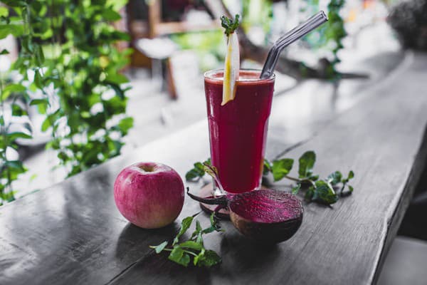 Cviklové smoothie lepšie chutí s jablkom a mrkvou. 