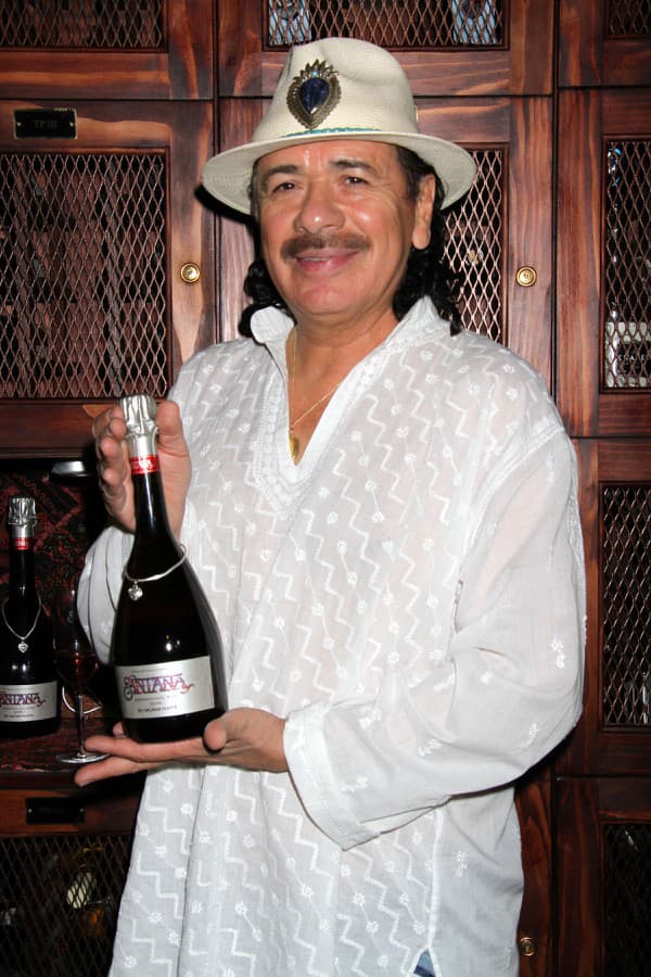 Vínu sa venuje aj gitarista Carlos Santana.