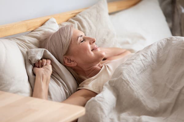 Sedem až osem hodín spánku súvisí aj s lepším fyzickým zdravím starších ľudí.