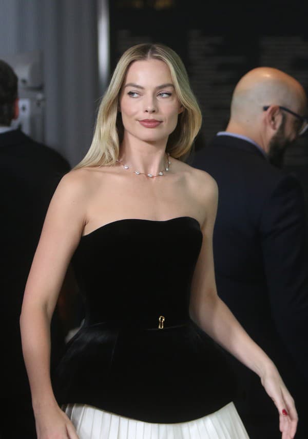 Margot Robbie v kreácii Schiaparelli Haute Couture.