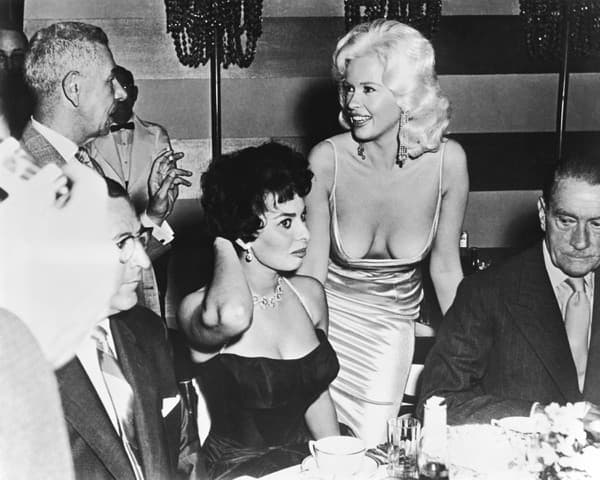 Jayne Mansfield nad talianskou herečkou Sophiou Loren.