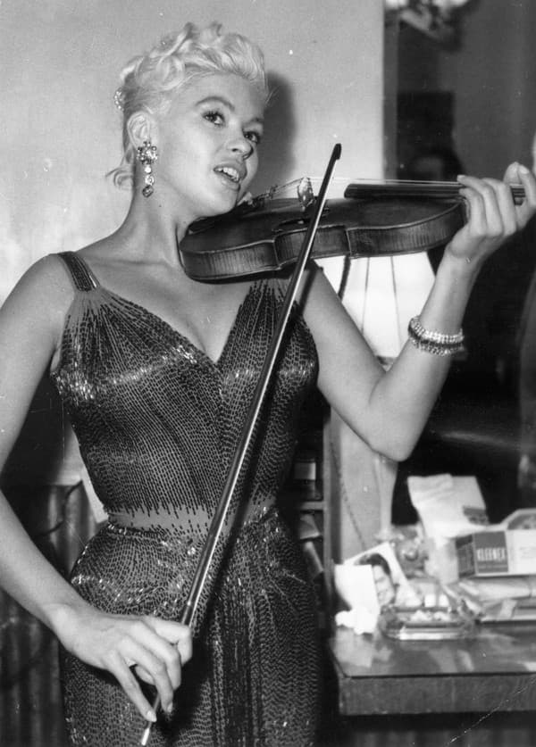 Jayne Mansfield vedela hrať aj na husliach