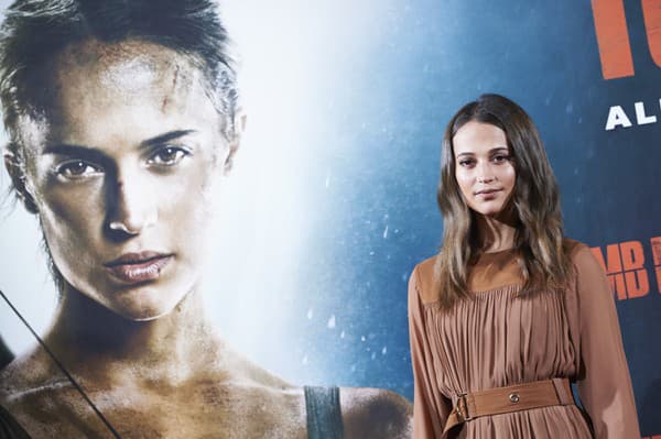 Herečka Alicia Vikander nahradila Angelinu Jolie. 