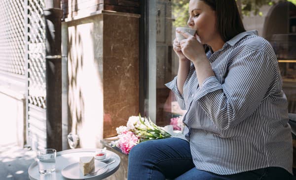 Stres kombinovaný s vysokokalorickou diétou spúšťa začarovaný kruh – ľudia majú stále hlad a túžia po sladkom.