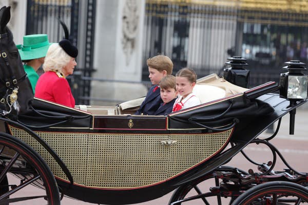 (zľava) Kate, Camilla, George, Louis a Charlotte