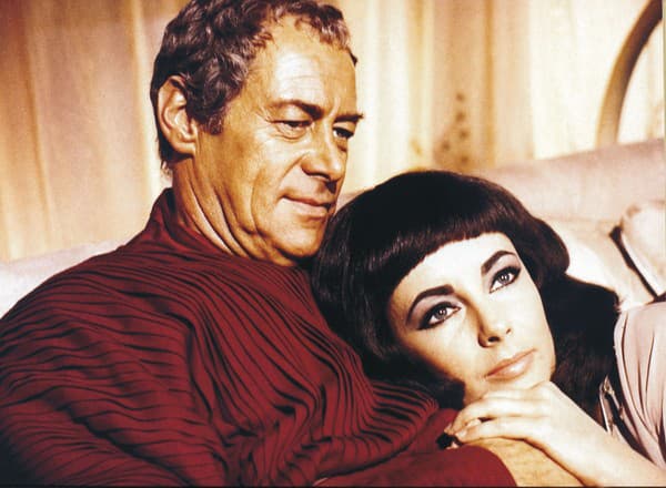 Rex Harrison s Elizabeth Taylor v Kleopatre.