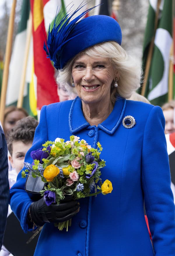 Kráľovná Camilla miluje perly a diamanty, ktoré nosí aj na počesť kráľovnej Alžbety. 