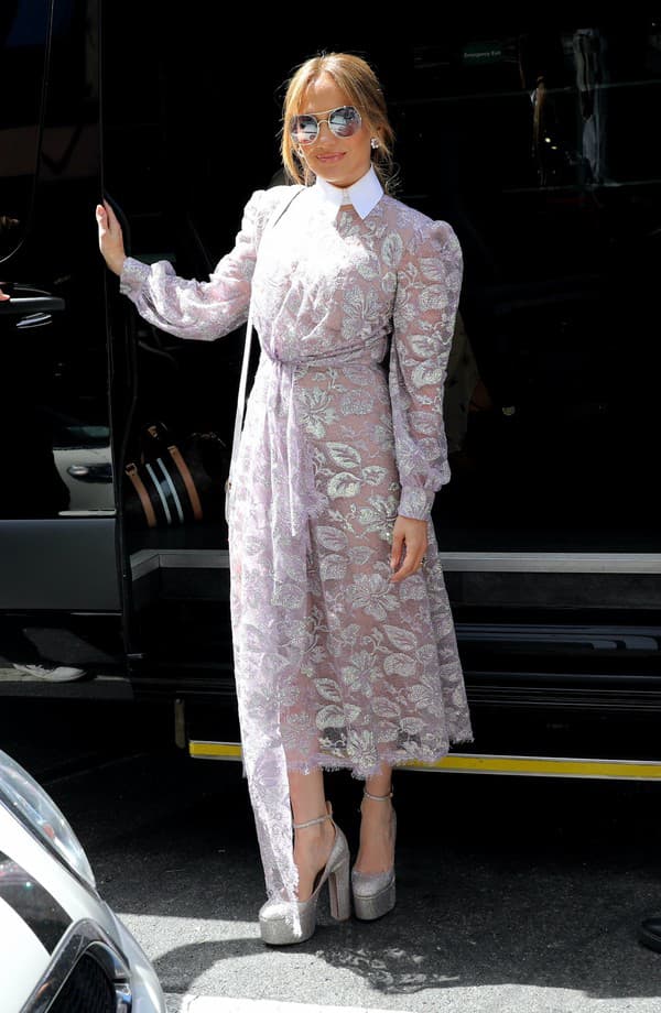 Potrebujete nadčasovú fashion inšpiráciu? Sledujte, ako to robí Jennifer Lopez!