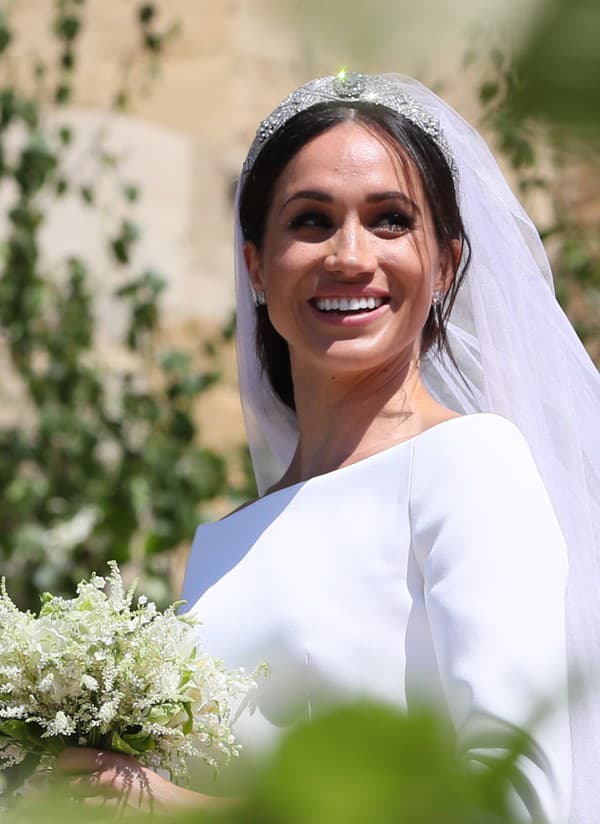 Na Meghan Markle sa to valí z každej strany.