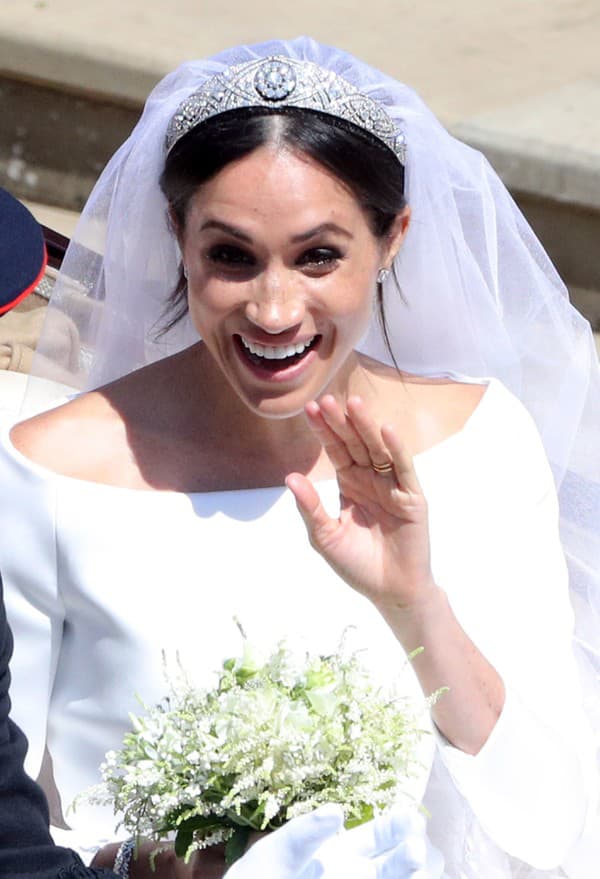 Na Meghan Markle sa to valí z každej strany.