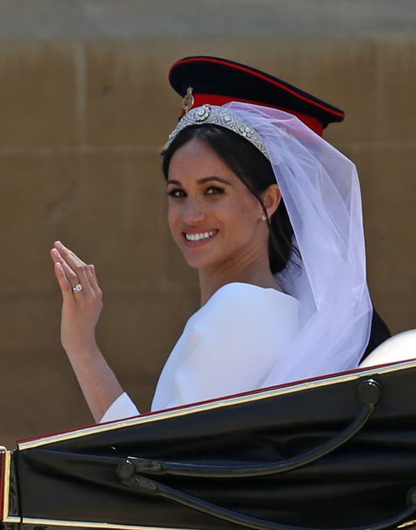 Na Meghan Markle sa to valí z každej strany.