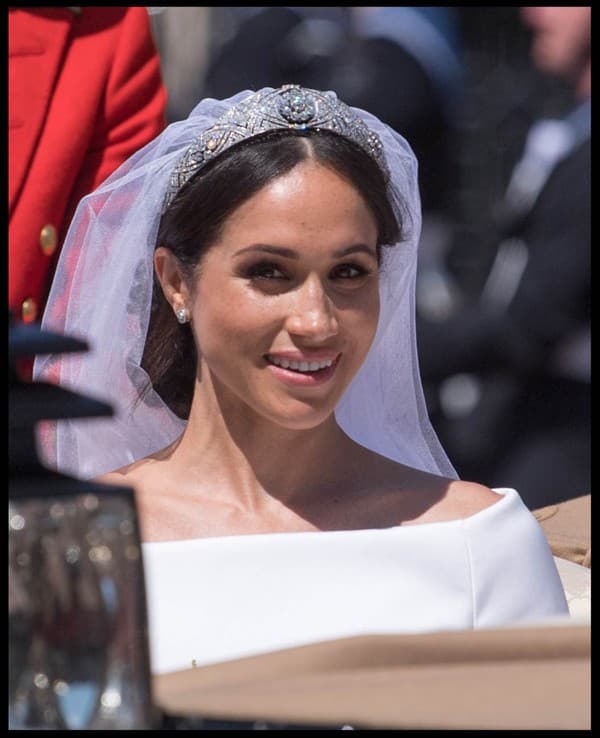 Na Meghan Markle sa to valí z každej strany.