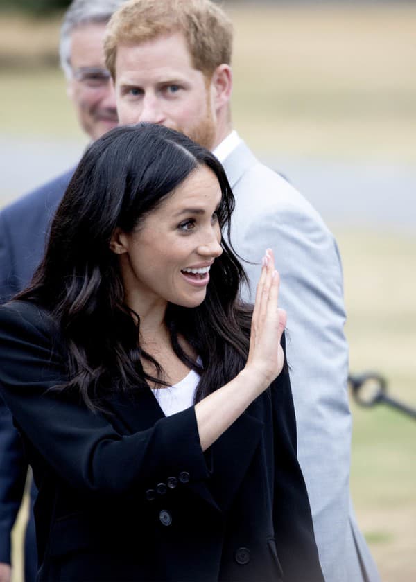 Na Meghan Markle sa to valí z každej strany.