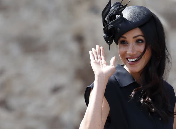 Na Meghan Markle sa to valí z každej strany.