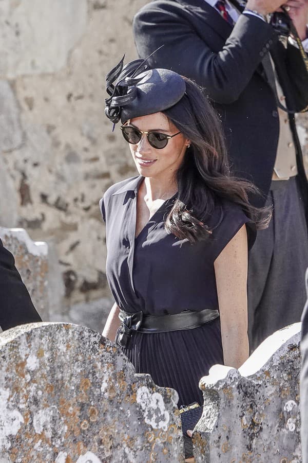 Na Meghan Markle sa to valí z každej strany.