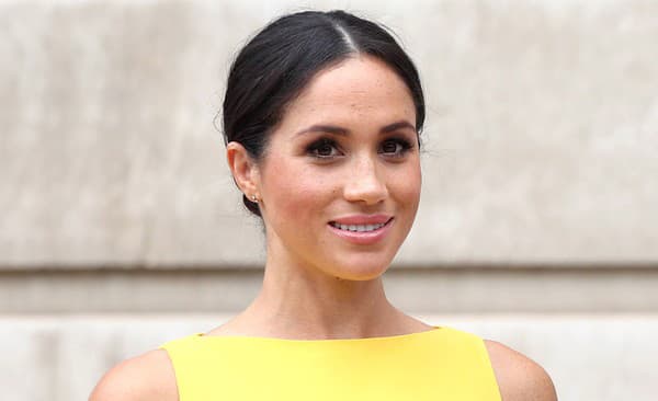 Na Meghan Markle sa to valí z každej strany.