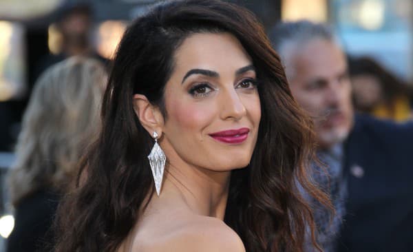 Kráska z Libanonu, Amal Clooney, ohuruje nielen svojou krásou, ale  aj štýlom.