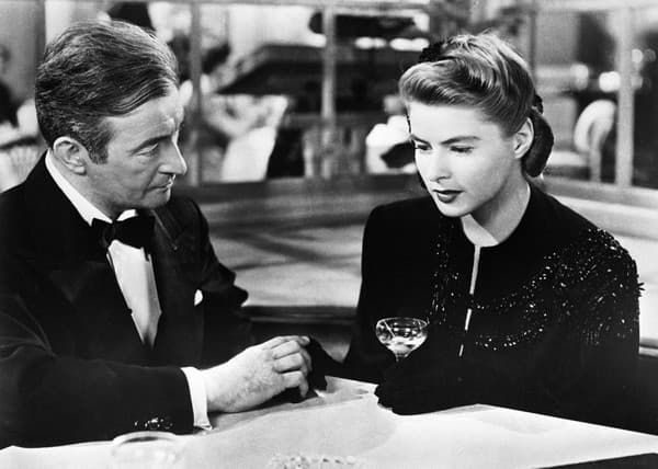 Ingrid Bergman a Claude Rains vo filme Notorious.