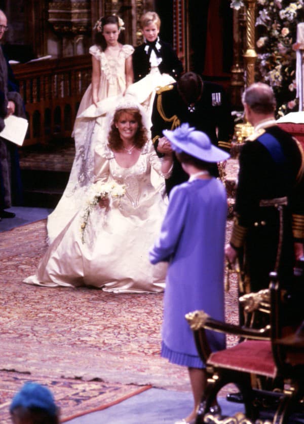 Sarah Ferguson sa počas svojej svadby klania Alžbete II. a princovi Filipovi.