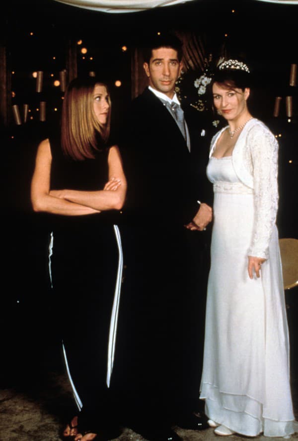 Jennifer Aniston, David Schwimmer a Helen Baxendale v Priateľoch. 