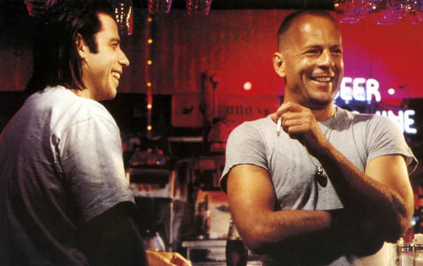 John Travolta a  Bruce Willis  vo filme Pulp Fiction 