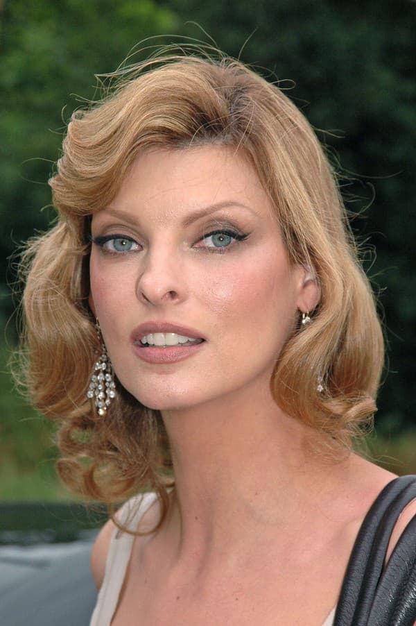 Supermodelka Linda Evangelista niekoľkokrát bojovala s rakovinou prsníka. 