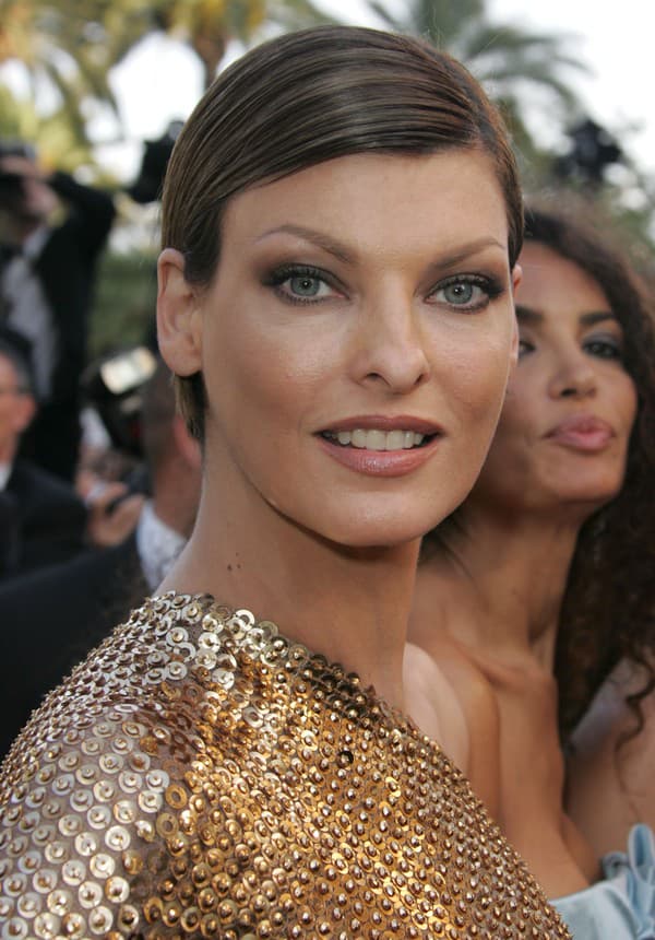 Supermodelka Linda Evangelista niekoľkokrát bojovala s rakovinou prsníka. 