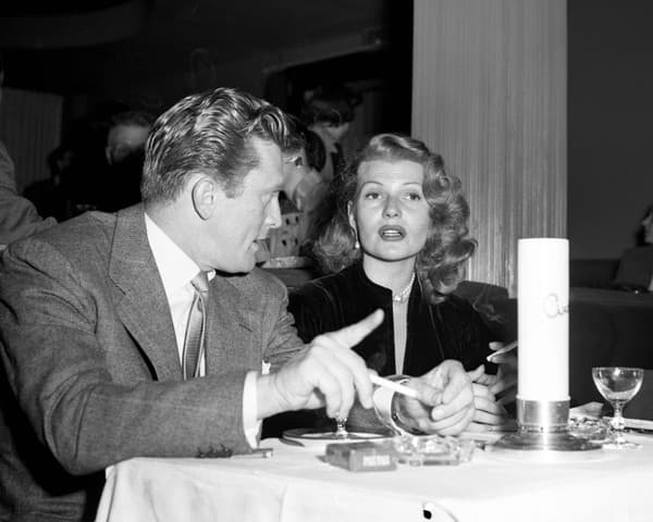 Kirk Douglas a Rita Hayworth  