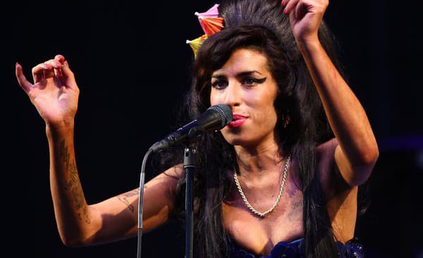 Amy Winehouse predčasne zabili závislosti na návykových látkach. 