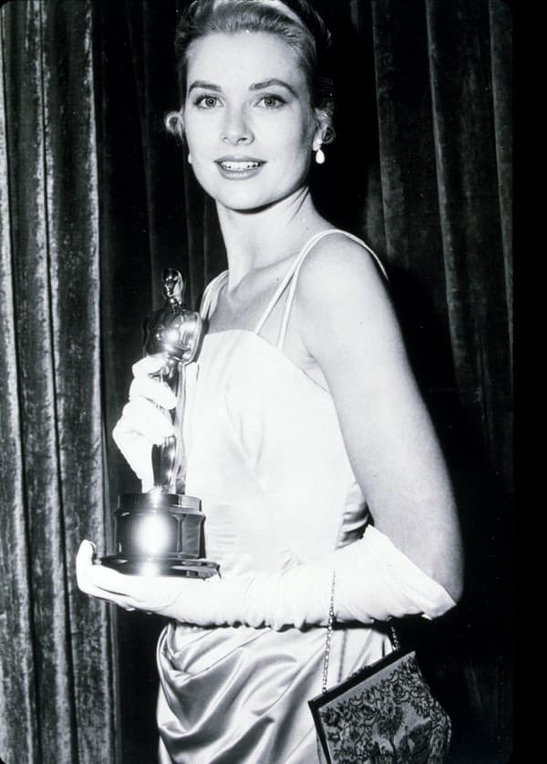 Grace Kelly so svojim filmovým Oscarom.