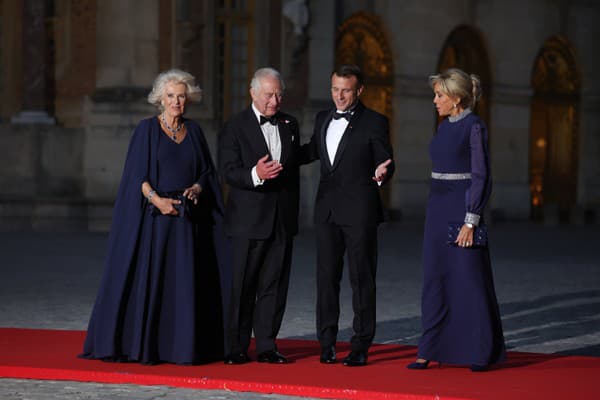 Francúzsky prezident Emmanuel Macron a prvá dáma Brigitte Macron privítali v Paríži britský kráľovský pár.