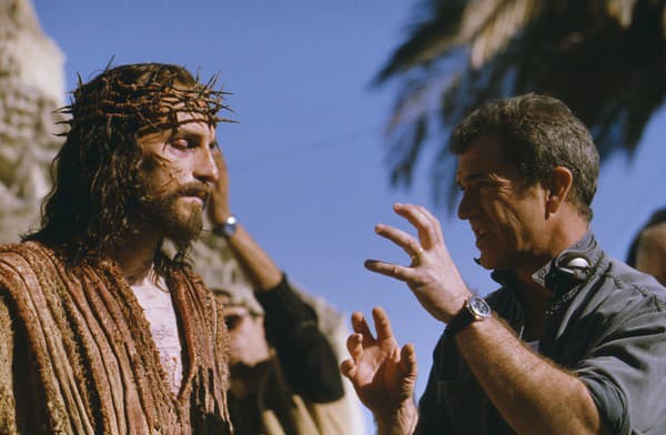 Mel Gibson pri nakrúcaní drámy Umučenie Krista.