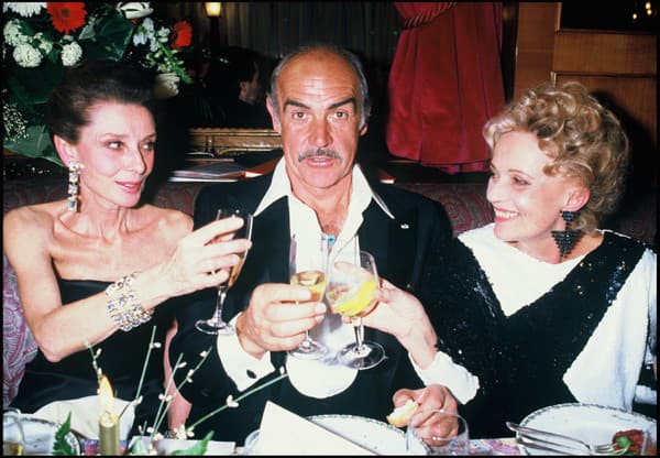 Audrey Hepburn so Seanom Connerym a Jeanne Moreau.