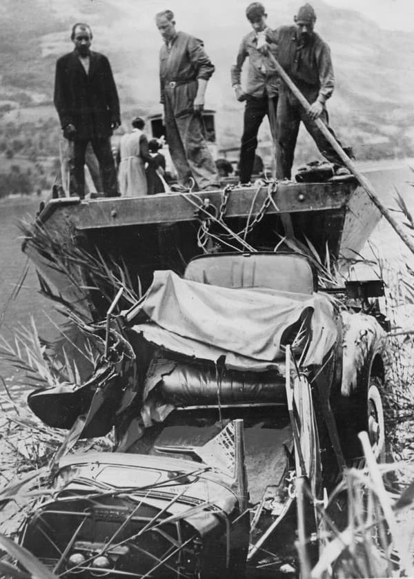 Zdemolované auto kráľa Leopolda III. po nehode vo Švajčiarsku.