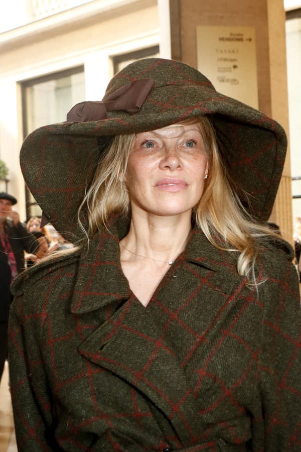 Pamela Anderson sa na Parížskom týždni módy ukázala bez mejkapu.

