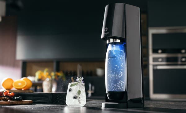  Najnovším prírastkom v rodine SodaStream je E-TERRA s modrým podsvietením.