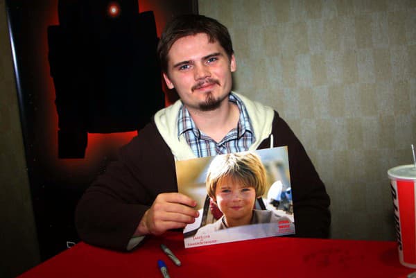 Jake pózuje so svojou fotkou Anakina (2010).