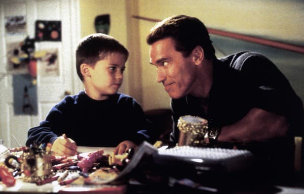 Jake Lloyd s Arnoldom Schwarzeneggerom vo filme Všade samá zvončeky.